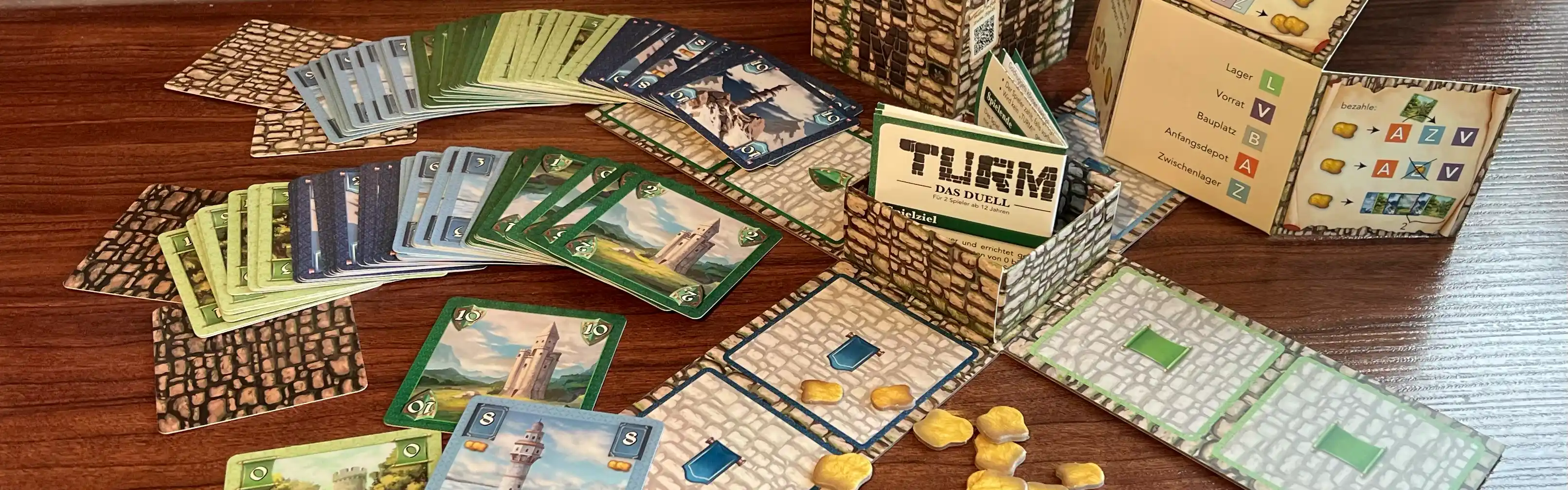 TURM Spielkarten und Türme auf dem Tisch